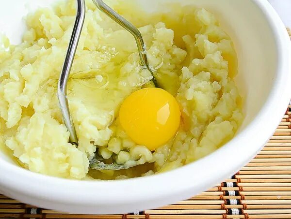 Картофельное пюре с яйцом. Пюре в кастрюле. Картофельное пюре с яйцом. Пюре с яйцом. Пюре с яйцом.