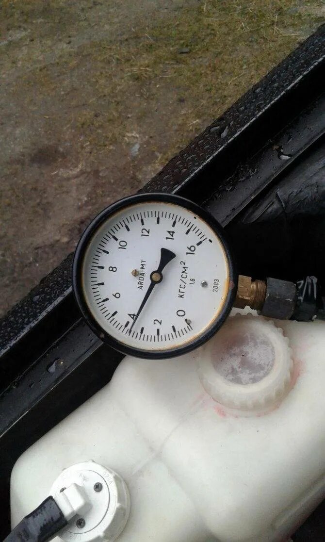 Какое давление в рампе ваз 2112 16. 6 8 клапанов. Замер давления топлива ваз 2112. Давление в топливной рампе ваз 8кл 1. Манометр давления топлива в рампе ваз.