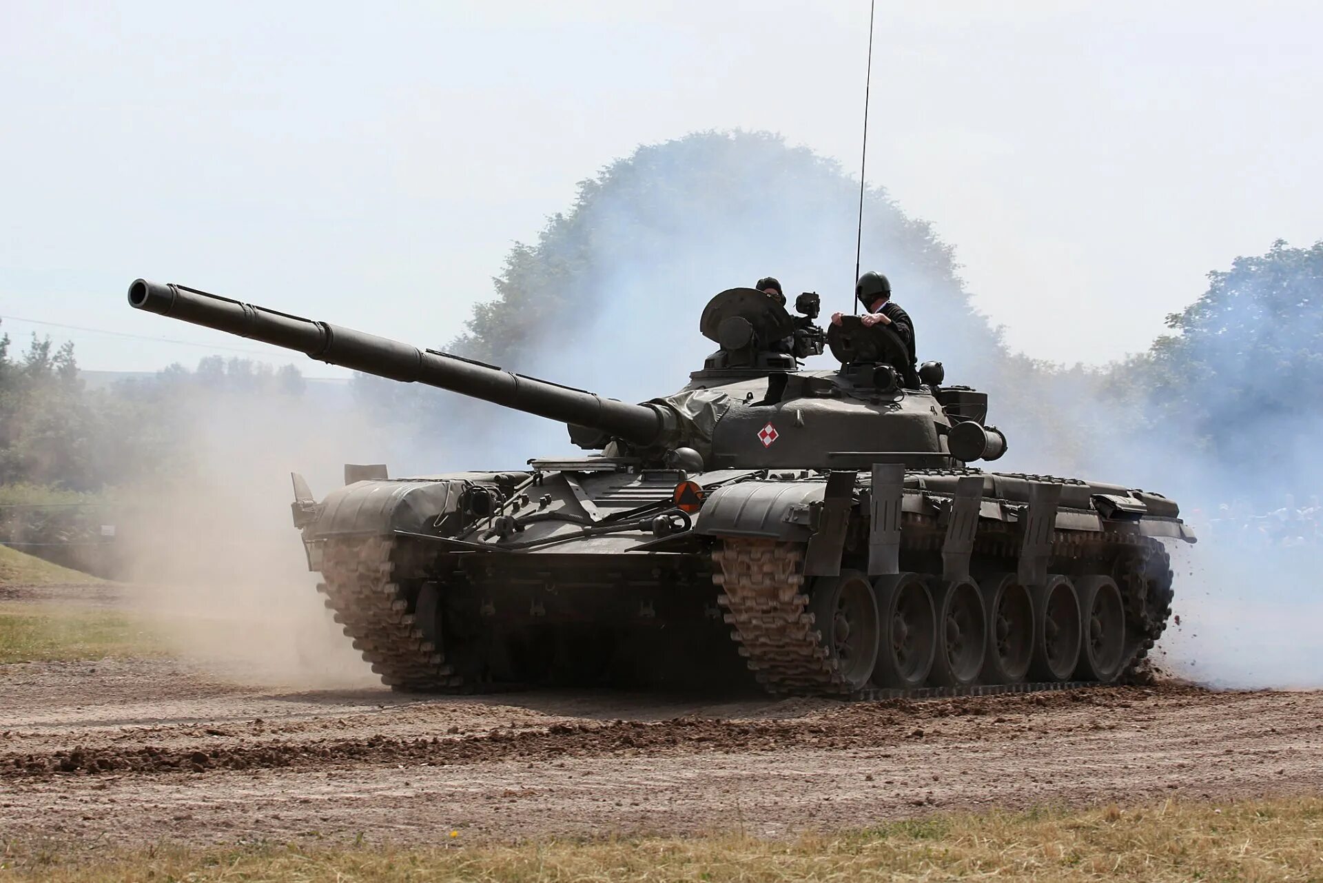 Включи фотографию танков. Военная техника танк т 72. Бронетехника т72. Т-72 боевой танк. Танк т72 в бою.