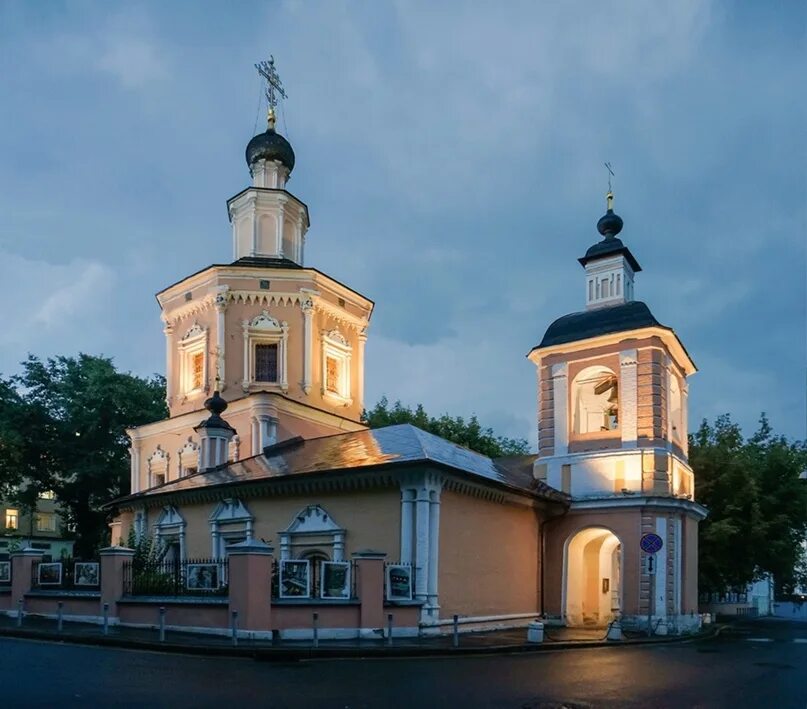 Храм живоначальной троицы в хохлах сайт. Храм Святой Живоначальной Троицы в хохлах. Храм Святой Живоначальной Троицы в Хохловском переулке. Церковь Святой Троицы в хохлах в Москве. Москва храм в хохлах Живоначальной Троицы.