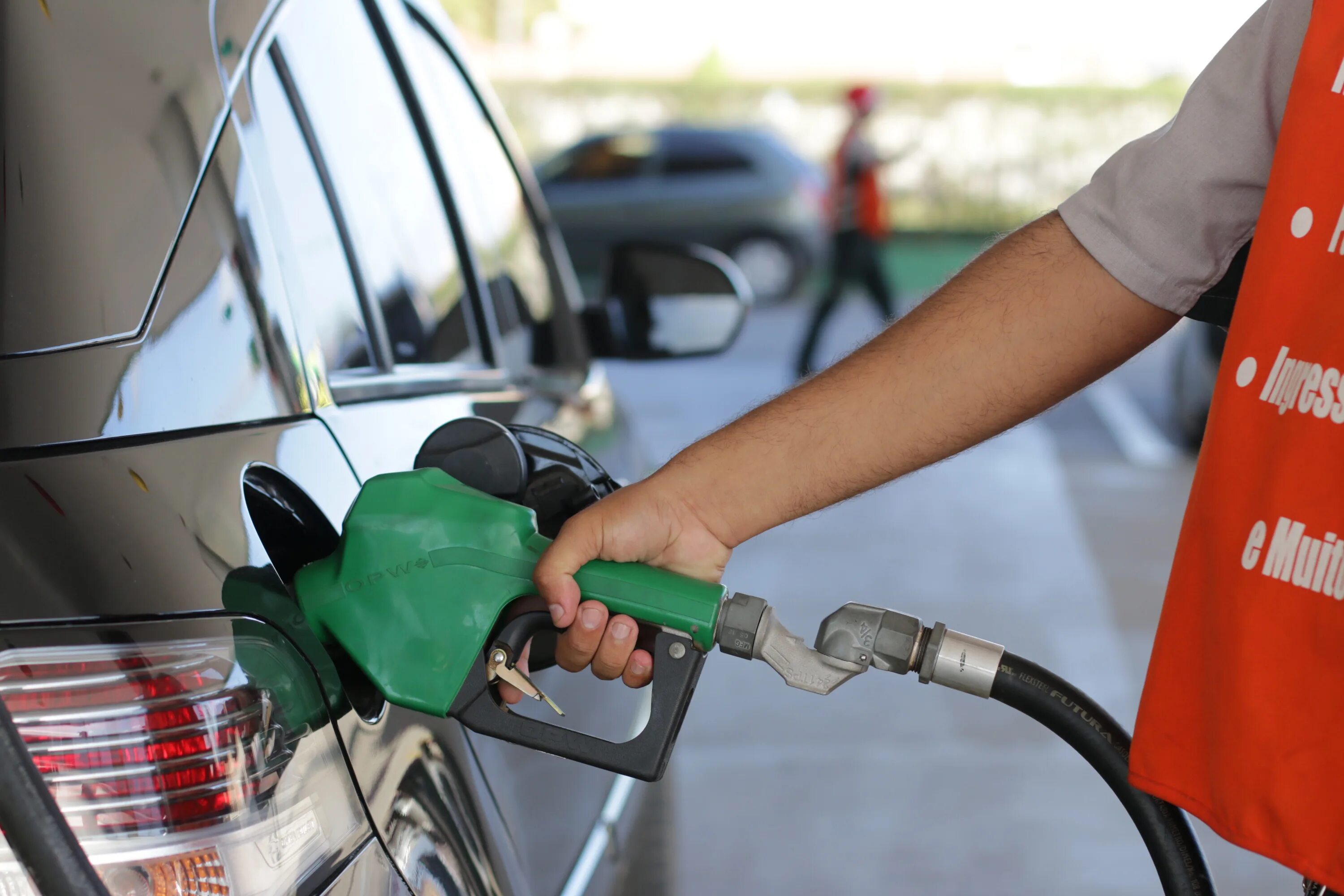 Заправка автомобиля выезд. Заправка машины. заправляет машину. gasolina. заправка газом автомобилей.
