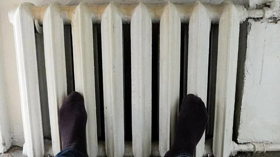 Отопление домов в америке. В подмосковье дали отопление. Холодно в квартире. Отопление в москве. Батарея тепло.