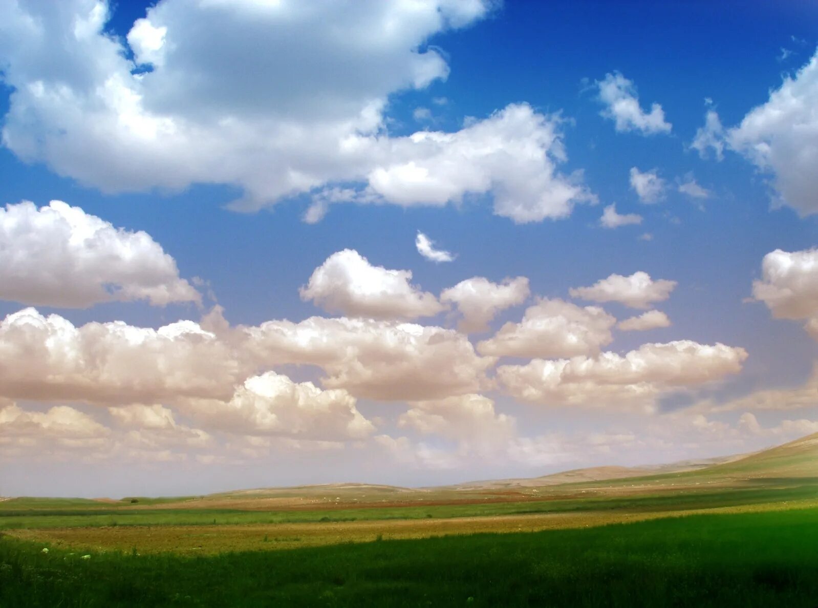 Күн ай жер фото. Аспан күн. Аспан. Желтое солнце. Набежала на небо тучка.