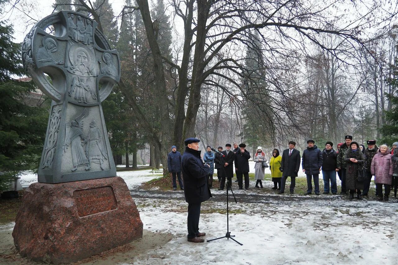 Памятны как проверить. Парк Ермаково поле Тобольск. Ботанический сад Ермаково поле в Тобольске. Поклонный крест Ермаку в парке "Ермаково поле", г. Тобольск. Поклонный крест.