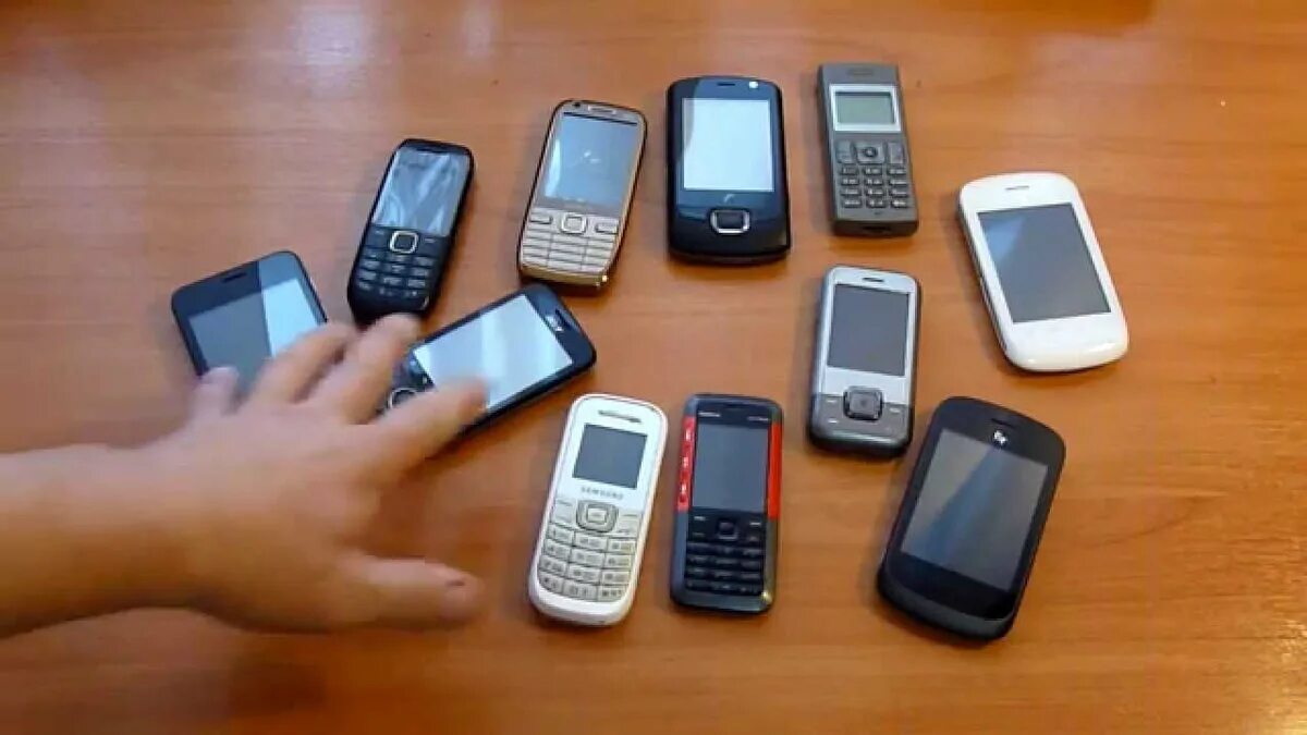 Куда сдать старые мобильные телефоны. Старые смартфоны. Интересные старые смартфоны. Сотовые старого образца. Сдать телефон.