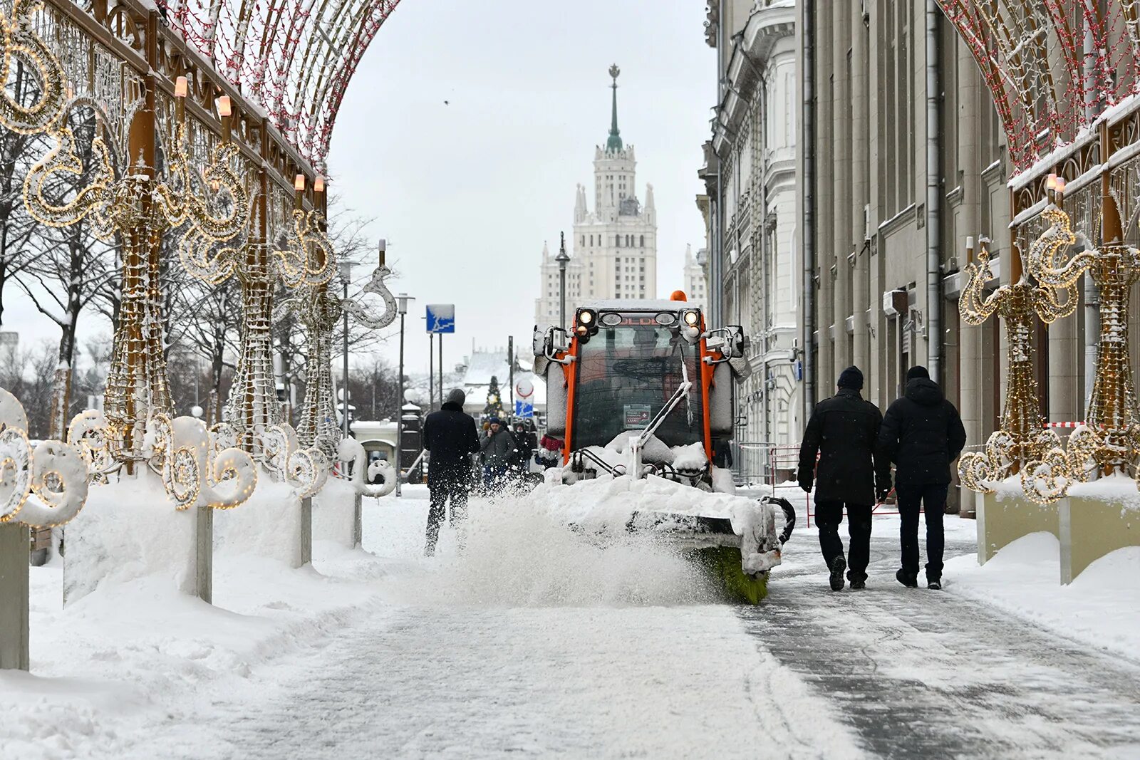 Сколько будет идти снег сегодня в москве. Москва снегопад 2025. зима в москве. снег в москве. москва зимой.