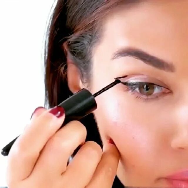 Красивый макияж. Нанесение теней на глаза. Косметика как правильно красится. Нанесение тонального крема. Нанесение основы под макияж.