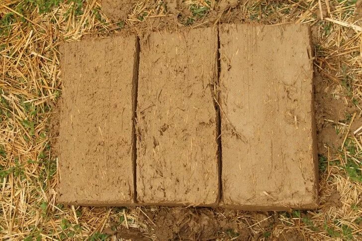 дом из кирпича и самана. глиняные блоки саман. кирпичи из глины и соломы саман. саманный кирпич 5 букв. саманный кирпич 5 букв.