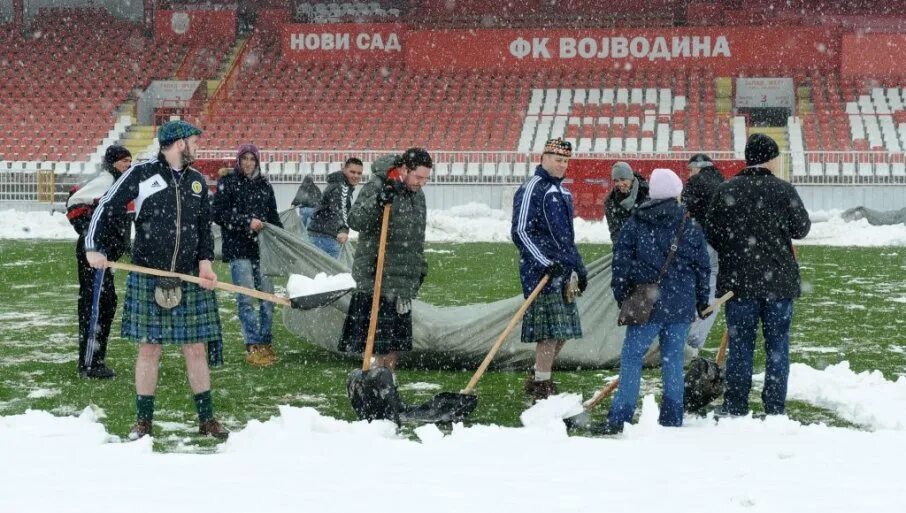 На расчищенном стадионе предложение. Расчищенный стадион