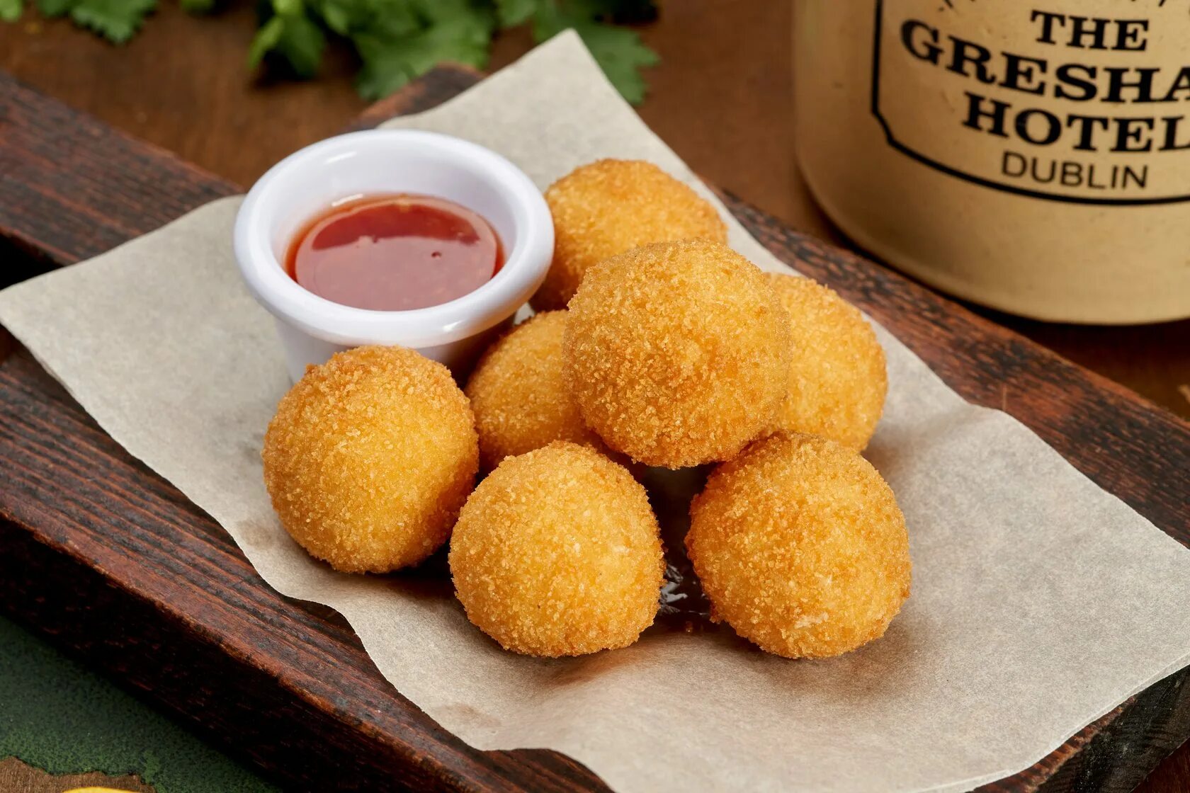 Сухари шарики. Сырные шарики жареные. Сырные шарики во фритюре. Шарики из твердого сыра во фритюре. Сырные шарики тануки.