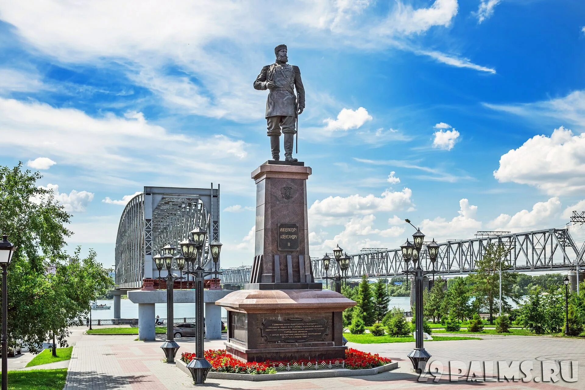 Памятник александру iii новосибирск. Александр 3 памятник в Новосибирске. Памятник императору Александру 3 в Новосибирске. Памятник на набережной в Новосибирске.