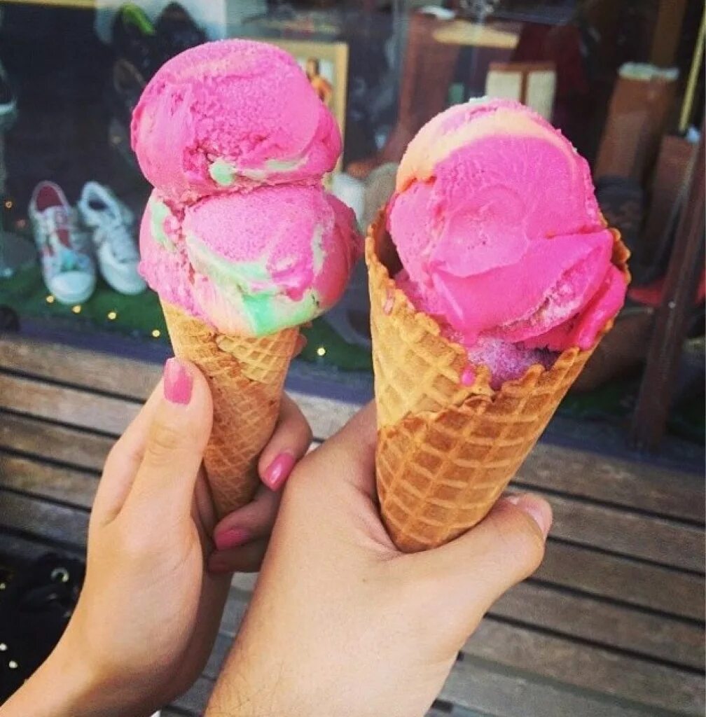 Мороженка на двоих. Мороженое в руке. Мороженое в руке у девушки. Мороженое рожок. Красивое мороженое в руке.