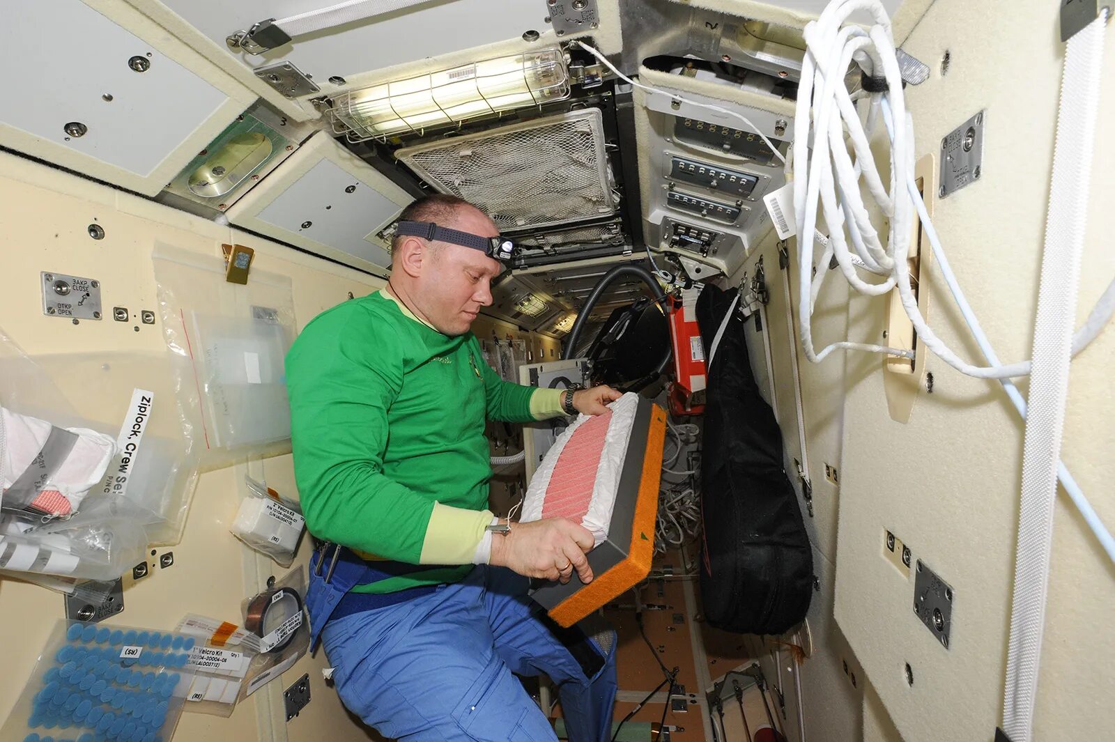 мкс-600. кухня на мкс. что едят космонавты в космосе. прием мкс. астронавты на мкс.