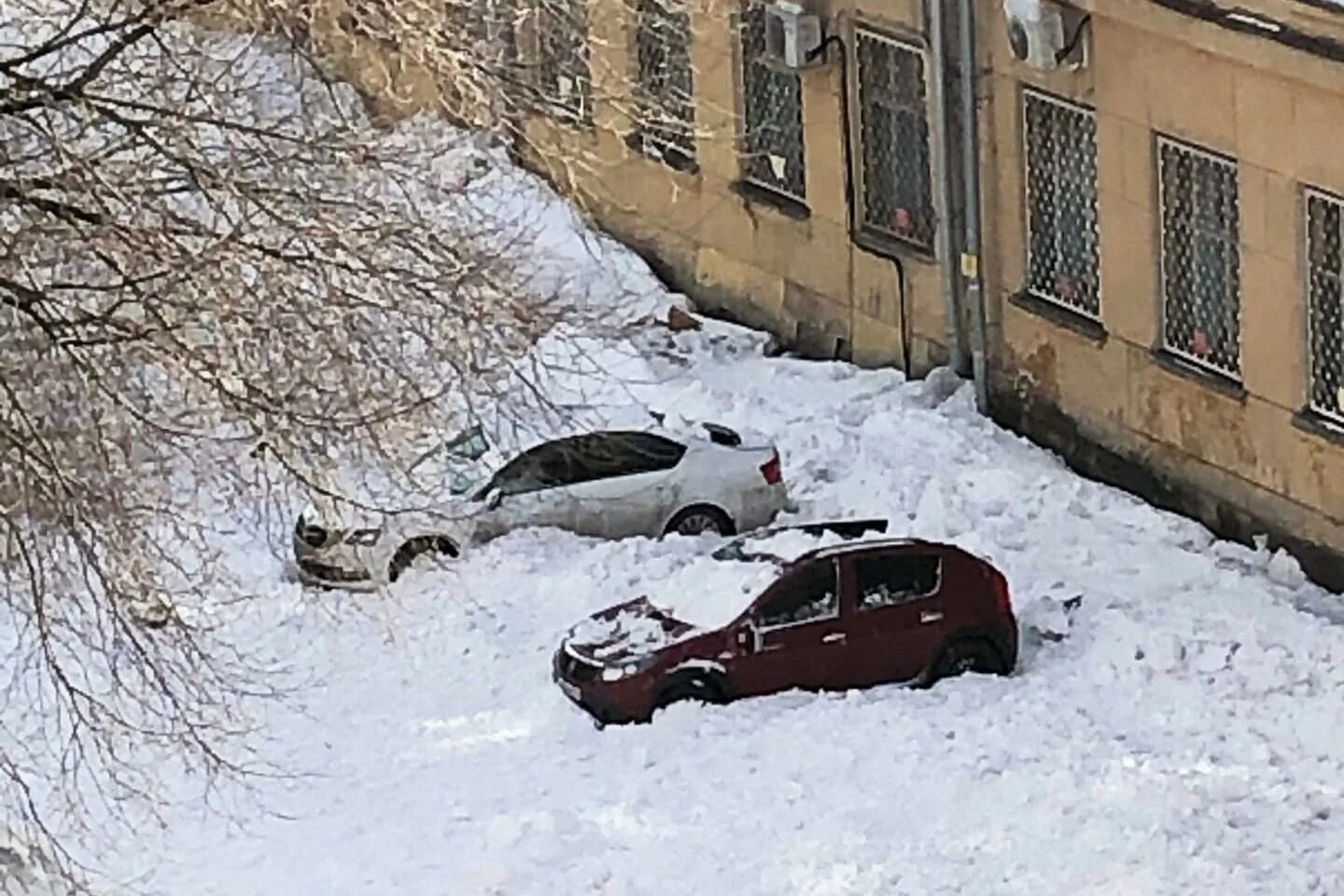 Снег упал с крыши. Снег упал на машину. Снег на крыше машины. Новосибирск засыпало снегом.