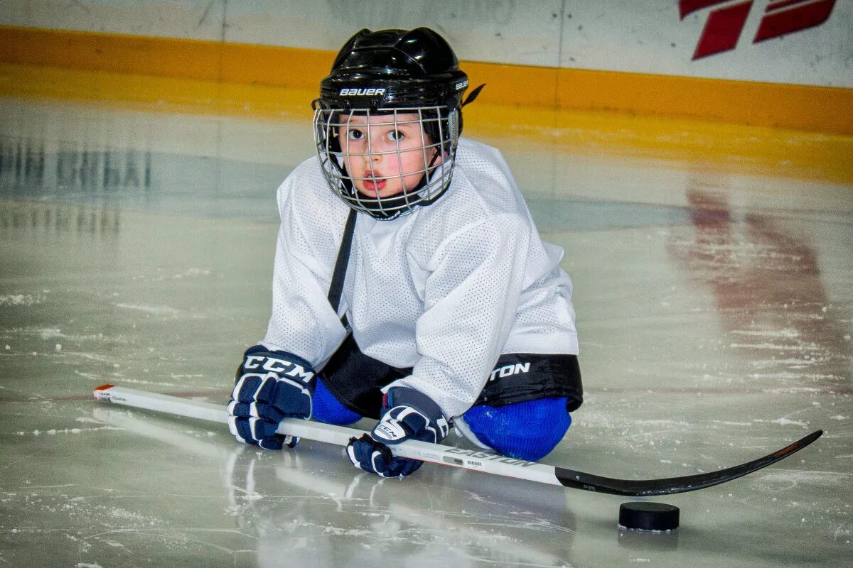 хоккей дети. маленький хоккеист. дети хоккеисты. маленький хоккеист. маленький хоккеист.
