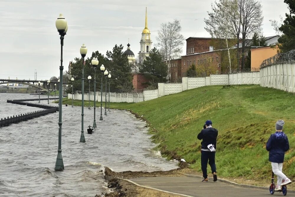 Уровень волги в ярославле сегодня. Рыбинск затопило набережную 2020. Затопленная набережная Рыбинск. Рыбинск Рыбинская набережная. Затопленная набережная Ярославль.