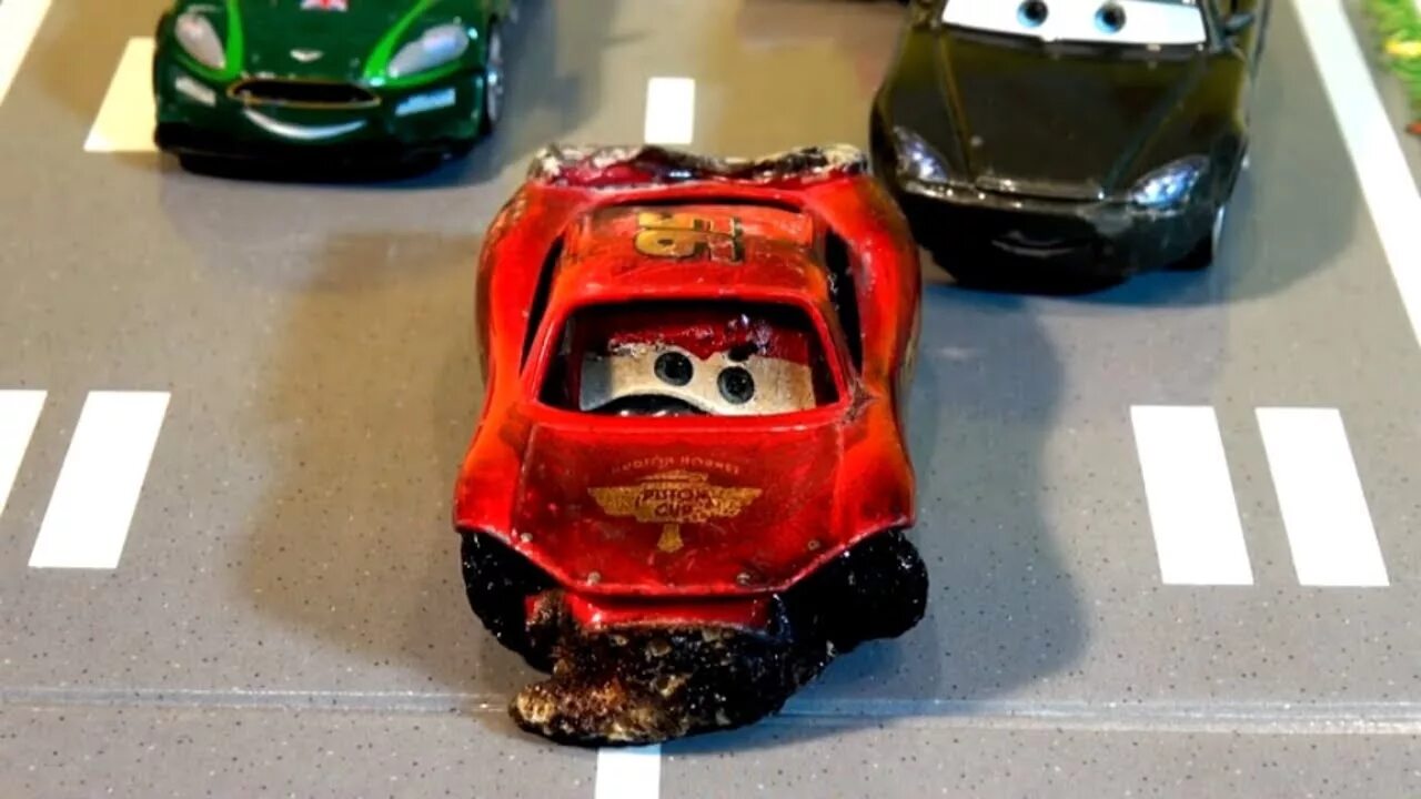 Cars 3 MCQUEEN crash. Danny Swervez cars3. Молния Маккуин краш. Cars 3 Jackson Storm crash Toys.