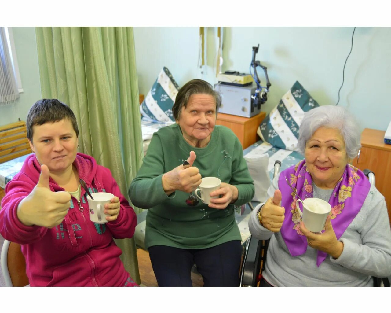 Ногинский дом интернат для престарелых и инвалидов. Бабки пьют кислородный коктейль. Ногинск пансионат ногинский. Дом престарелых ногинск. Ногинский дом престарелых.