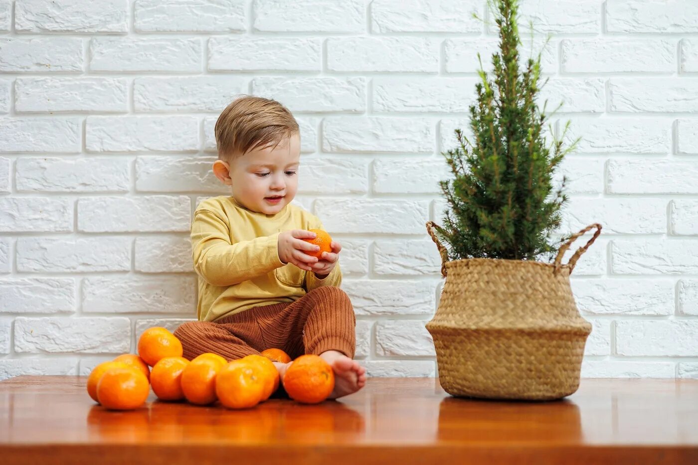 Мандарин ребенку с какого. Мандарин для детей. Ребенок дает мандарин. Фото малыша с мандаринами. Мандарин дома.