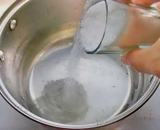 Кастрюля с водой. Сахар в воде. Сахарный сироп кипящий. Вода с сахаром в сотейнике.