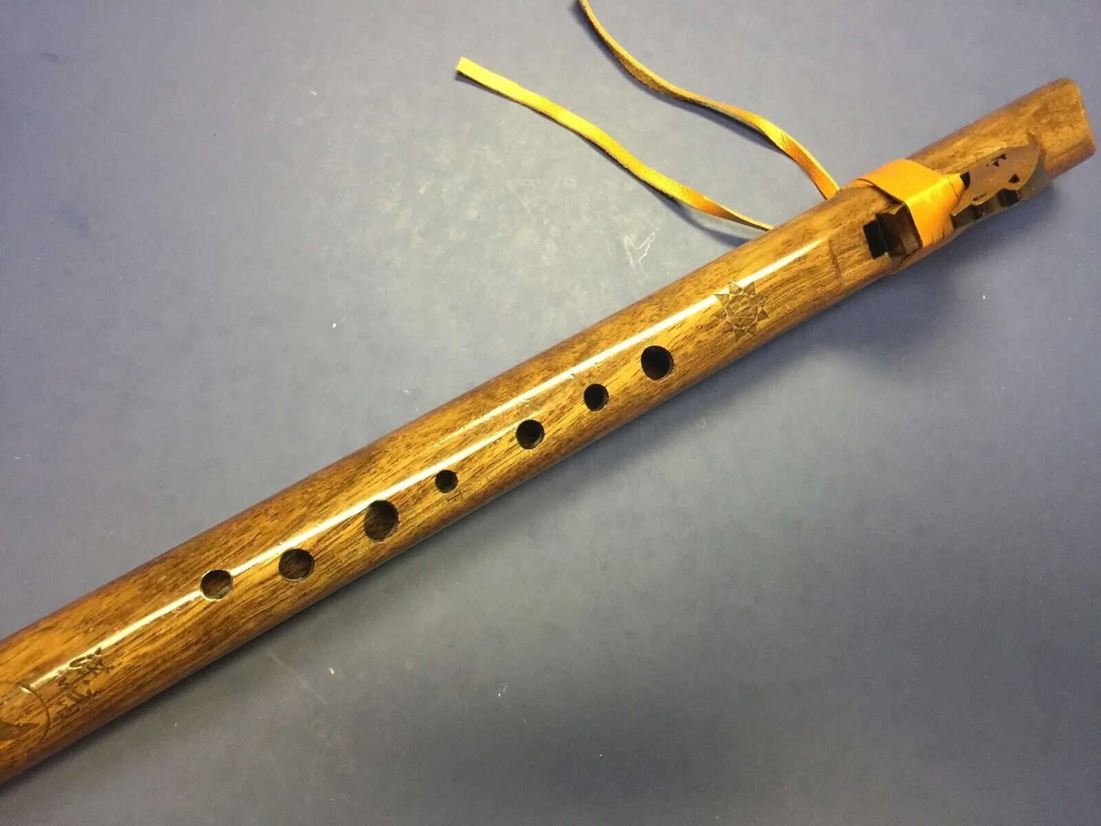 Native flute. Бамбуковая флейта индейцев. Духовой инструмент из бамбука индейский. Муз инструмент индейцев из бамбука. Индейские дудочки.