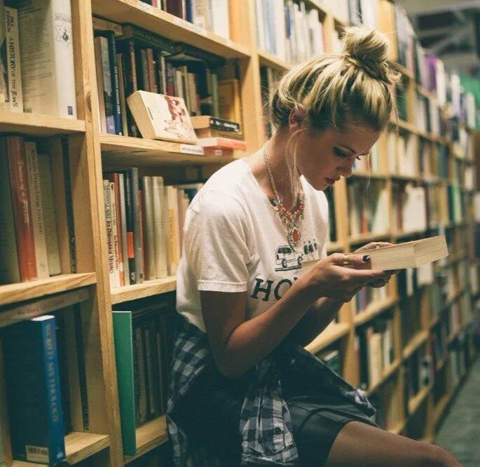 Адлер человек противный книга. Прослушивание аудиокниг. Книга человек слушать. Аудио библиотека. Книга в наушниках.