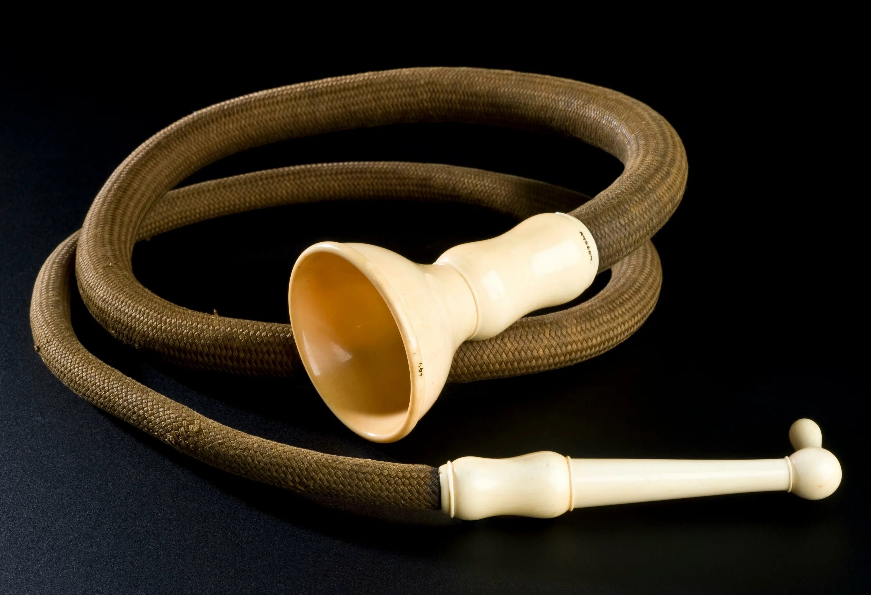 Как называется трубка. Ear trumpet. ear trumpet franck valery. как называется трубка и напальчник. устройство для усиления звука врача это медицинское изделие.