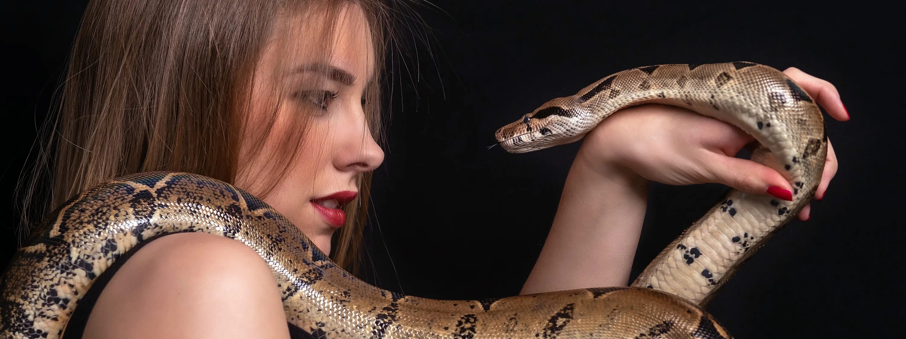 Женщина анаконда. Анаконда питон и женщина. Девушка змея. Фотосессия со змеями. Красивая девушка со змеей.
