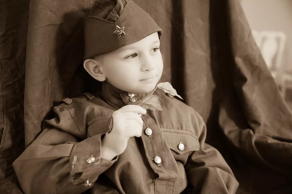 Маленьким детям про войну. Дети в военной форме. Мальчик в военной форме. Малыш в военной форме. Младенец в военной форме.