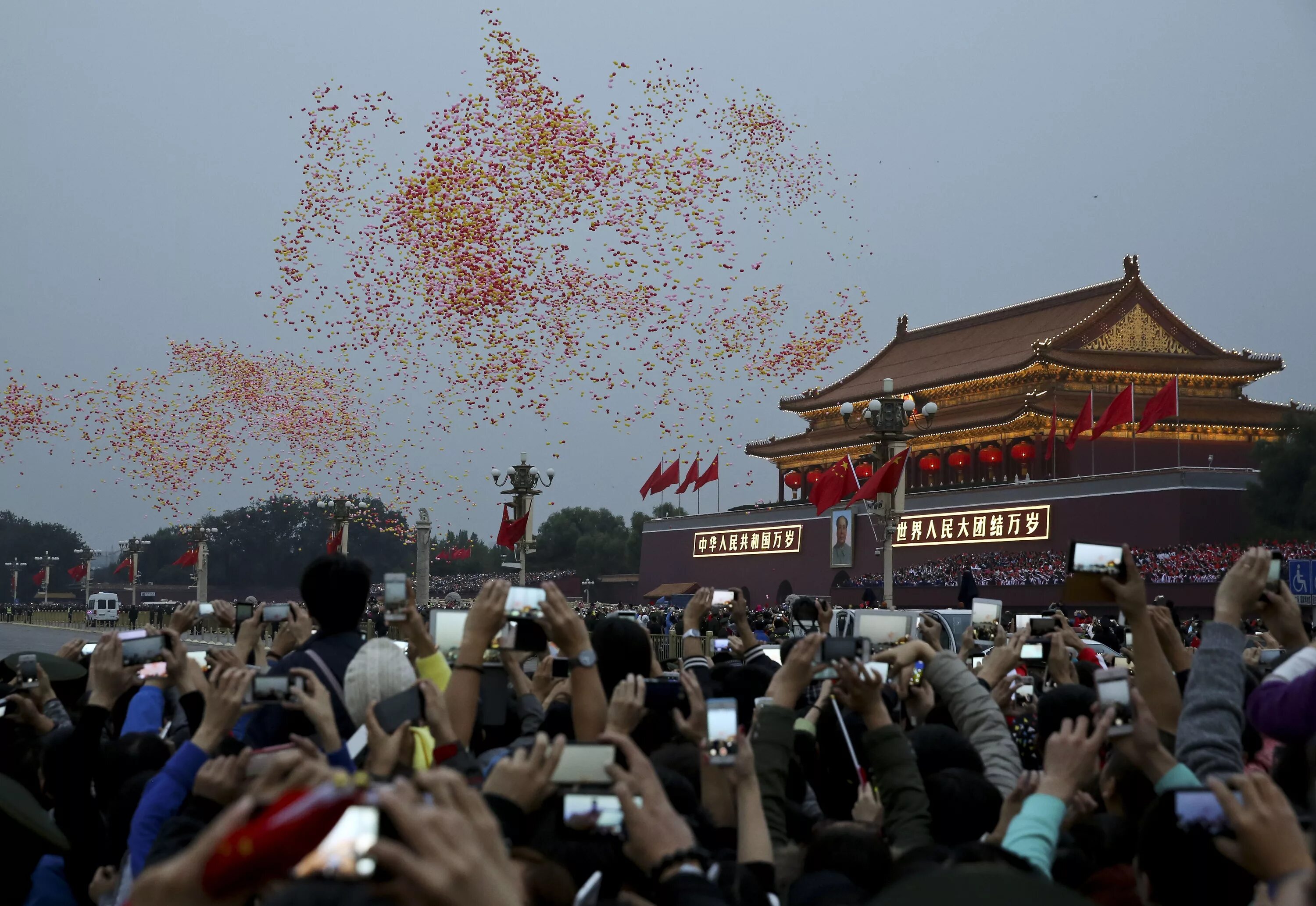 Стали китая. Праздник на площади Тяньаньмэнь. Золотая неделя в Китае. Площадь Тяньаньмэнь на новый год. Китайская церемония огней.