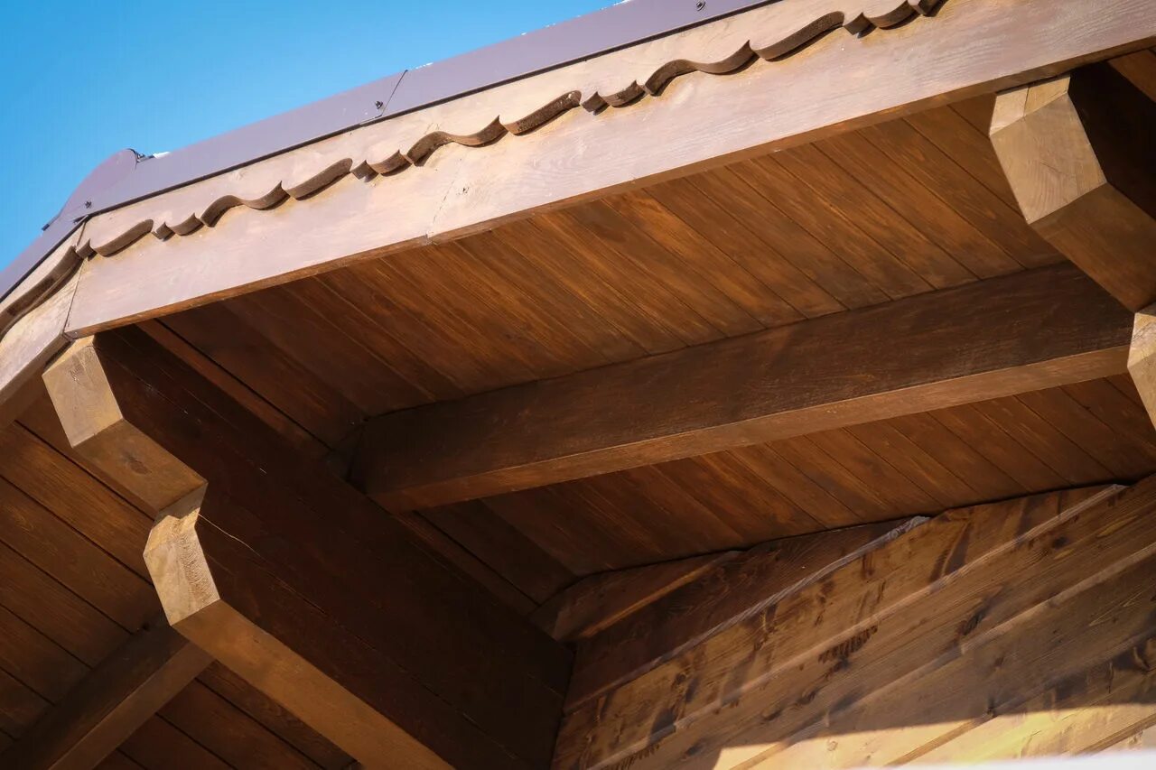 подшив франтонного свеса. финский фронтонный свес. подшивка фронтонного свеса. торцевая планка подшивки свеса кровли. Gamrat софиты.