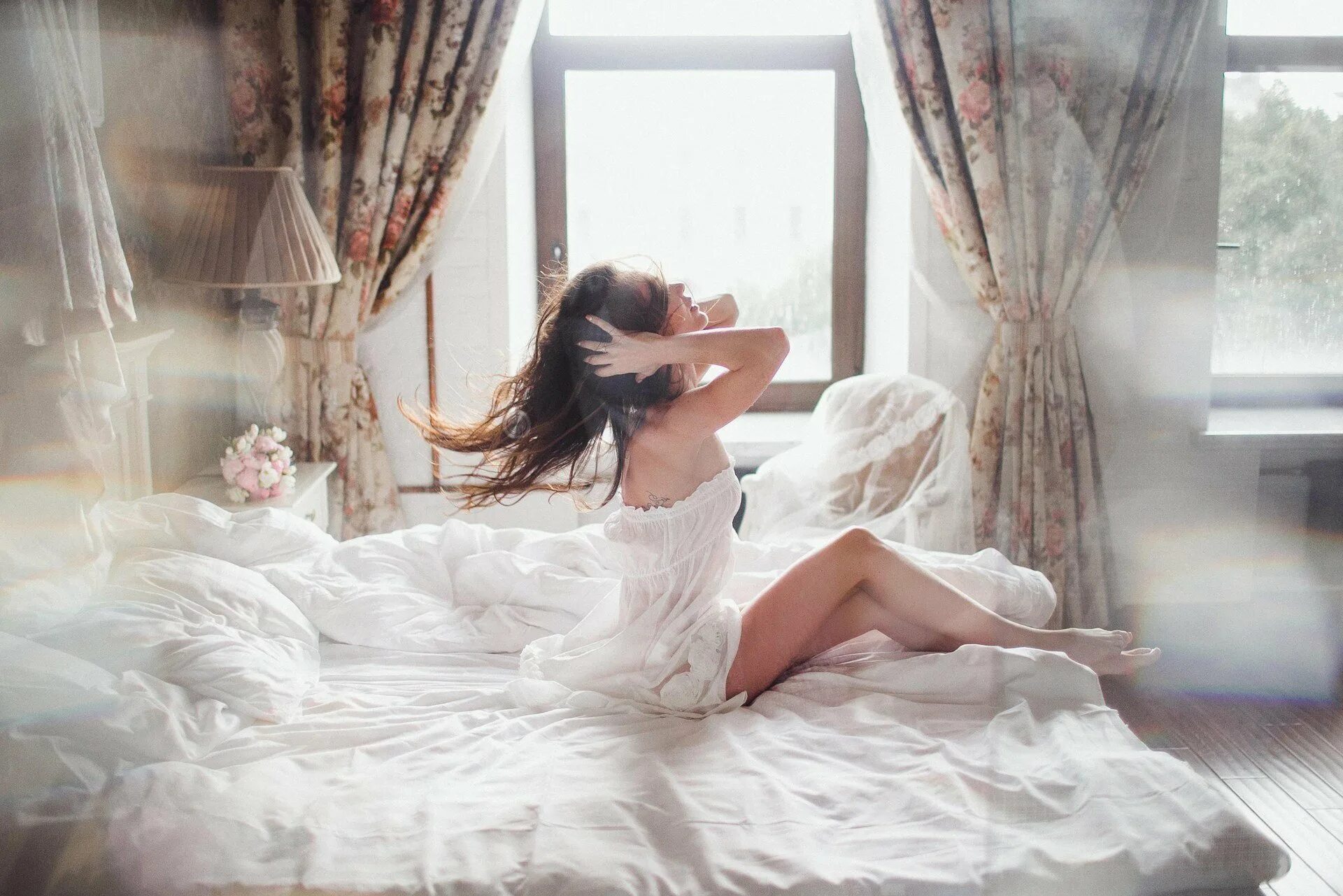 Завтрак в постель. Фотосессия утро девушки. Девушка с кофе. Женщина утром. Девушка утром.