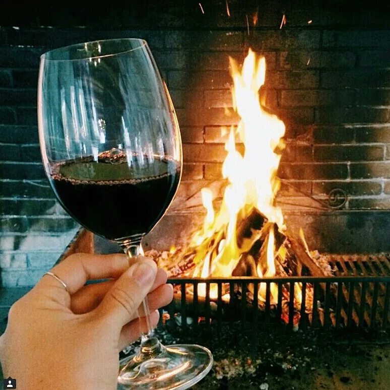 Бокал вина огонь. Камин вино. Вечер камин вино. Вино у камина. Бокалы у камина.