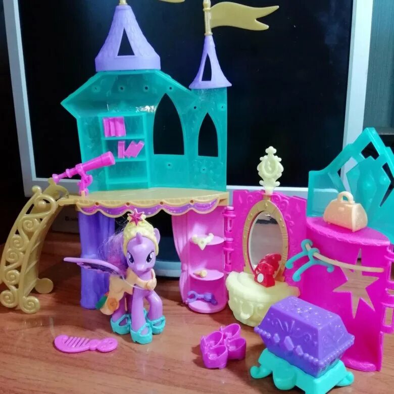 Замок my little pony. Замок Искорки my little Pony. Кристальный замок Твайлайт Спаркл. Замок my little Pony королевство Твайлайт Спаркл. "Кристальный замок Искорки" my little Pony..