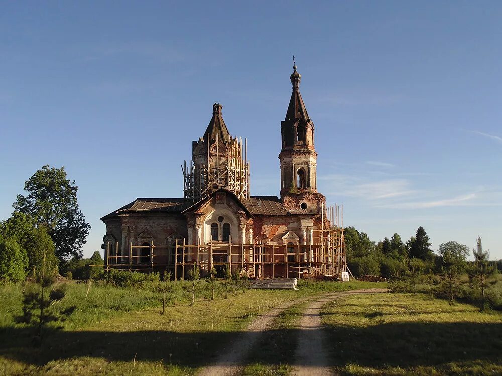 Деревни ленинградской области. Храм в Хотово. Хотово Волховский район. Введенская Церковь в Хотово. Храм введения во храм Пресвятой Богородицы дер Хотово.