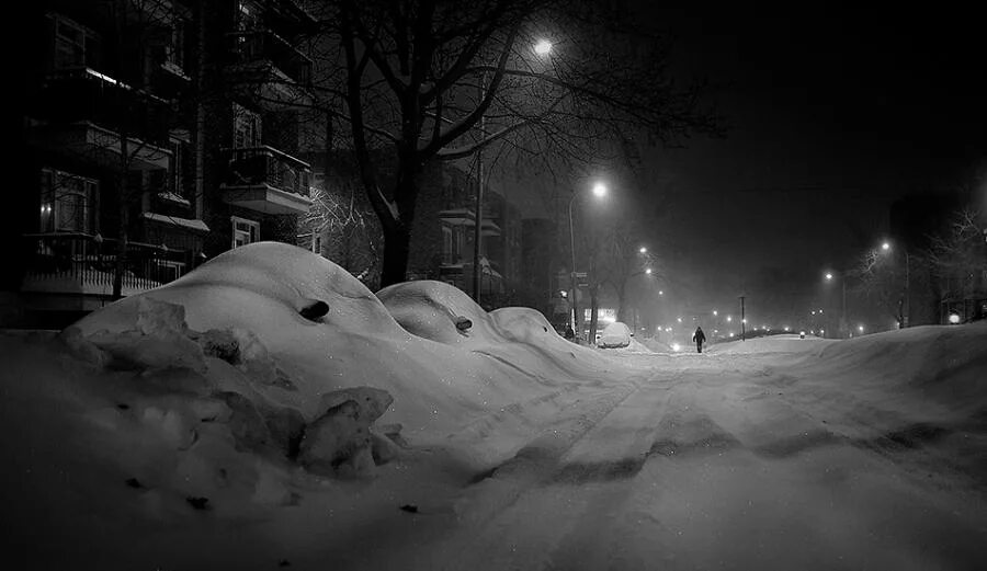 Зимний город. Зимний мрачный город. Мрачная зима в городе. Сугробы ночью.