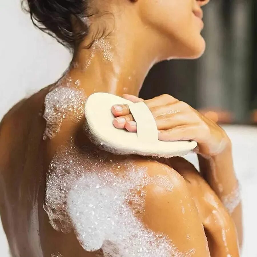 Мыло на мочалке для душа. Губка моющая. Мыльная губка для тела. Девушка с мочалкой. Мочалка для душа.