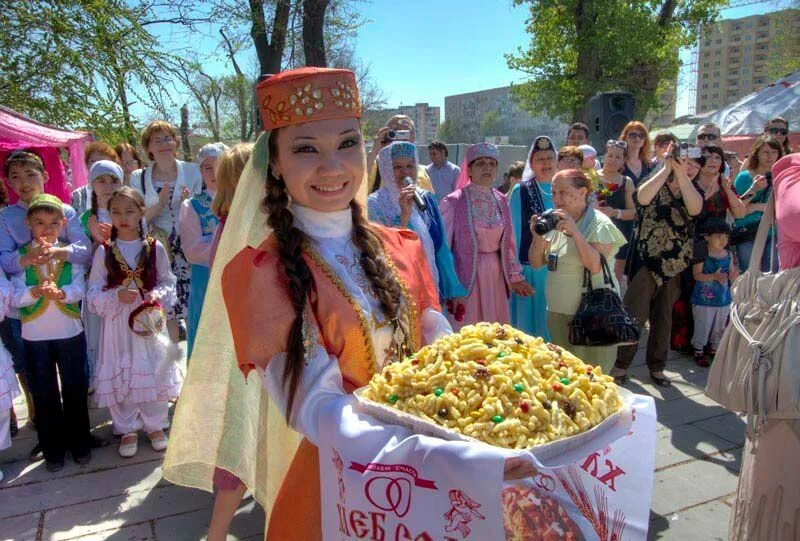 Татары празднуют навруз. Татарский национальный праздник Навруз. Татарский праздник Навруз байрам. Науруз праздник татарского народа. Весенний праздник Навруз в Татарстане.