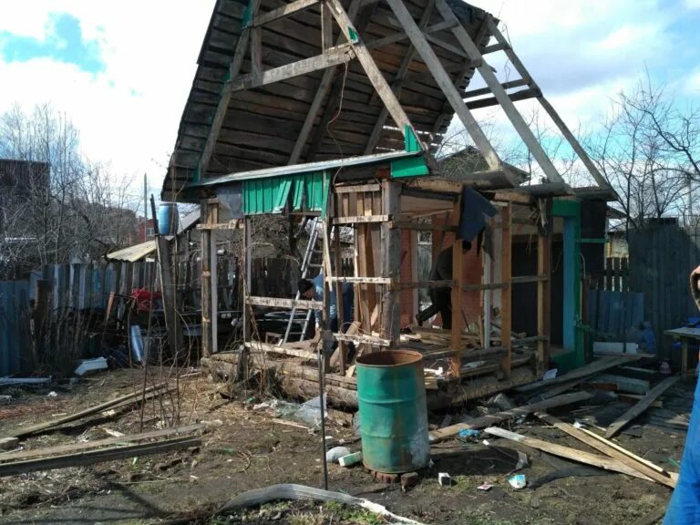 Демонтаж дачного дома. Демонтаж дачи. демонтаж дачного домика. демонтаж сарая. слом старого дачного домика.