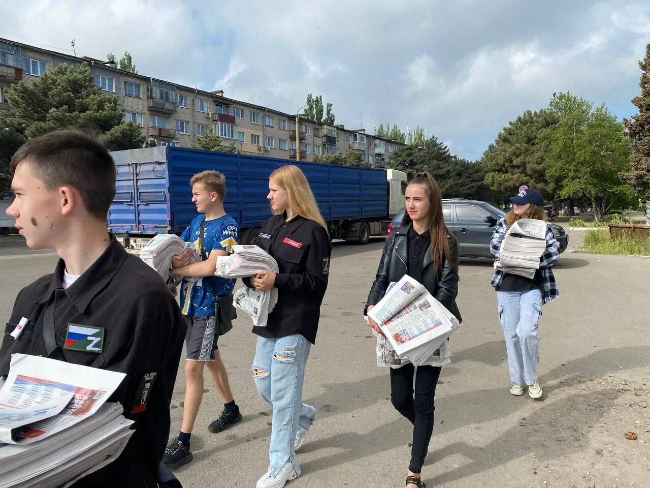 Голосование через волонтера. Волонтеры в городе. Волонтеры раздают еду. Волонтеры. Прикол волонтер по голосованию.