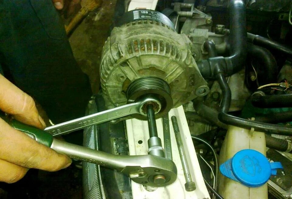 4. Съемник обгонной муфты генератора ниссан патфайндер r51. Как поменять обгонную муфту. Обгонная муфта генератора авео т250. Как поменять обгонную муфту.