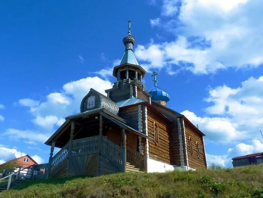 Посёлок Красногвардейский Свердловской области Артемовский район. Поселок Красногвардейский Свердловская область храм. Свердловская область Троицкий Церковь. Храм город Артемовский Свердловская область.