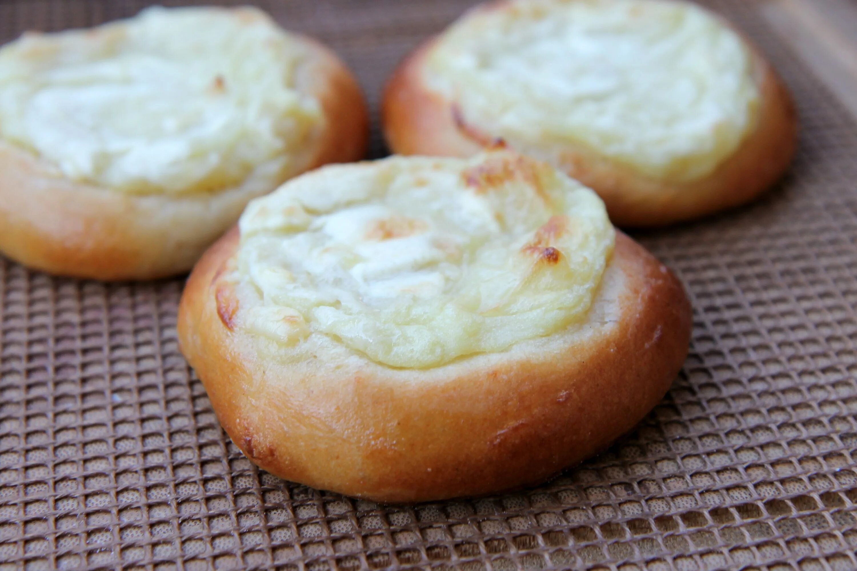 Шаньги с картошкой. Шаньга картофельная. Мордовские шаньги. Картупеля шаньга.