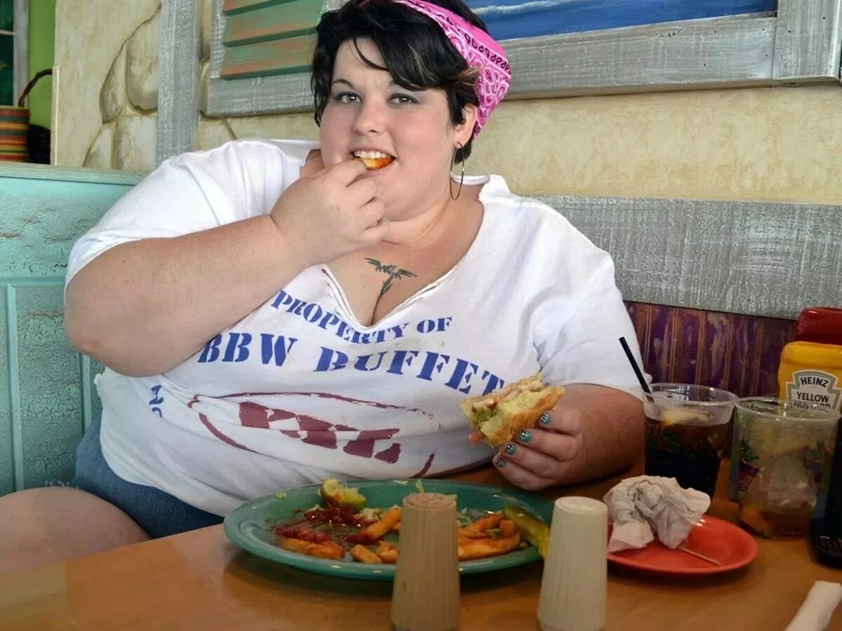 Толстушка с едой. Толстая женщина с едой. Толстая дает мужу
