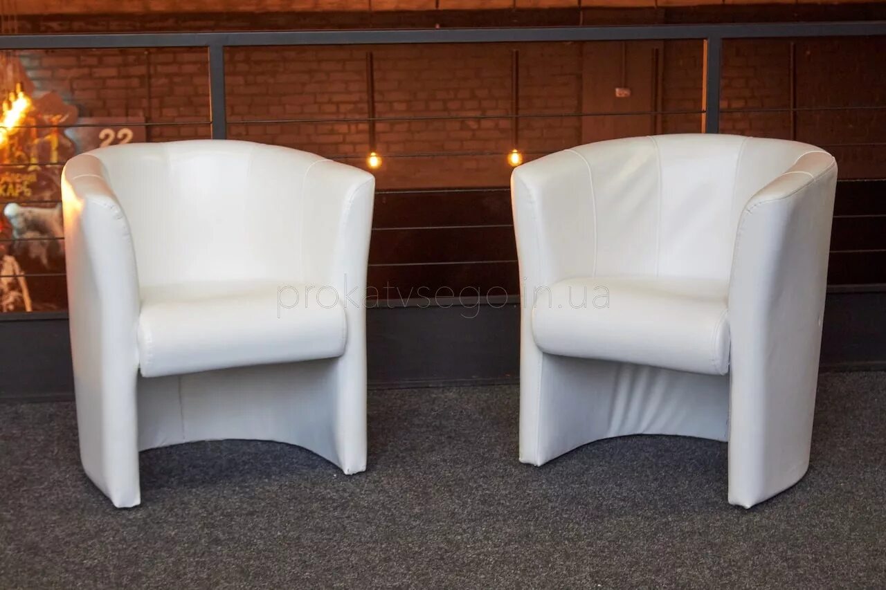 Аренда кресла москва. Премиальные кресел в аренду. Аренда кресло белый цвет. Два кресла в белом помещении для беседы. Кресла в аренду космос.