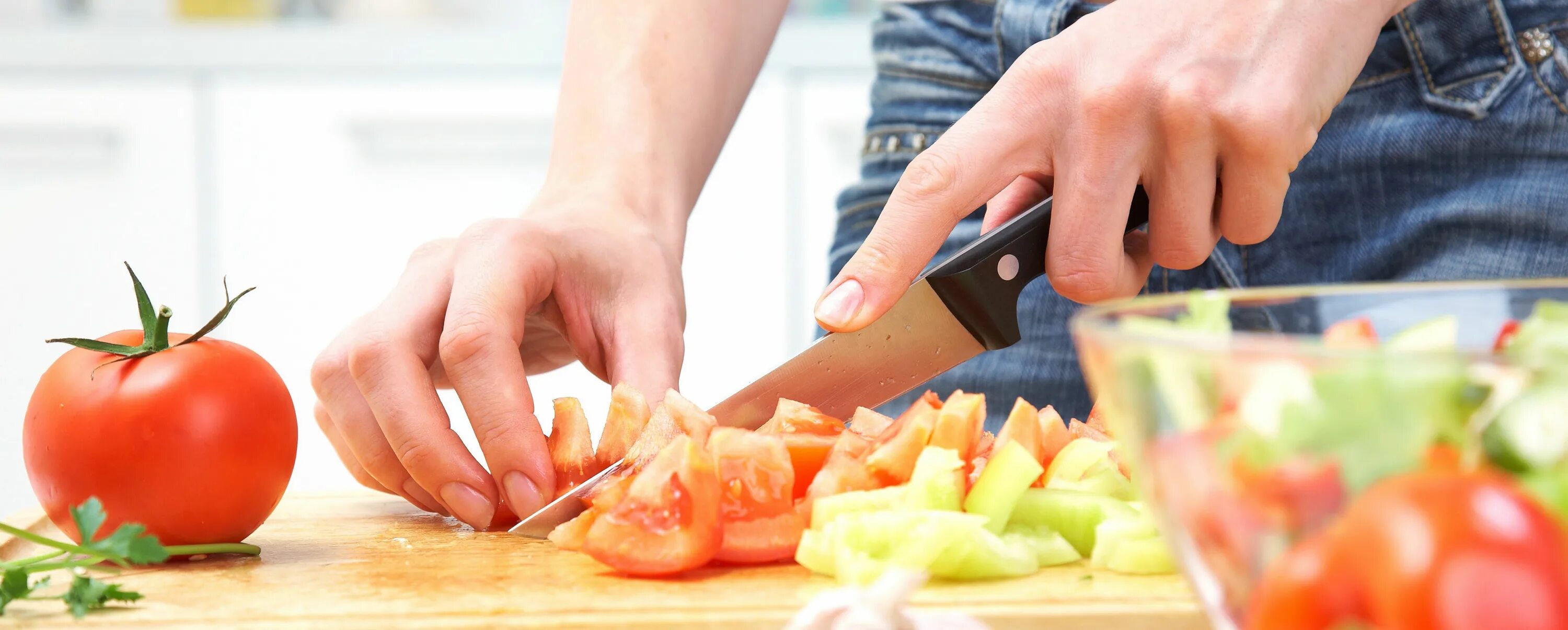 Cutting vegetables. Плохие продукты. Помидоры нарезка кусочки. Chopping Vegetables. To Cut Vegetables.