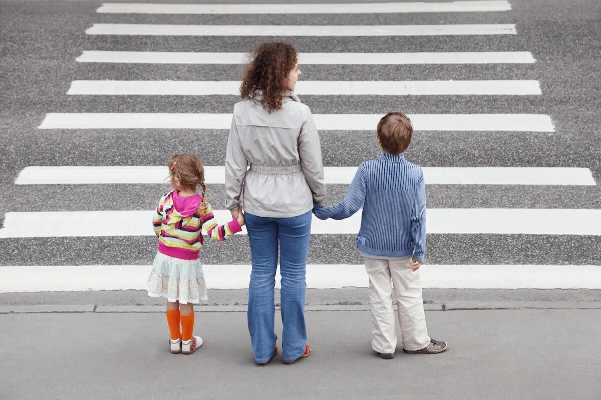 Стой мама идет. Дети на дороге. Пешеход на дороге. Дорогие дети. Человек переходит дорогу.