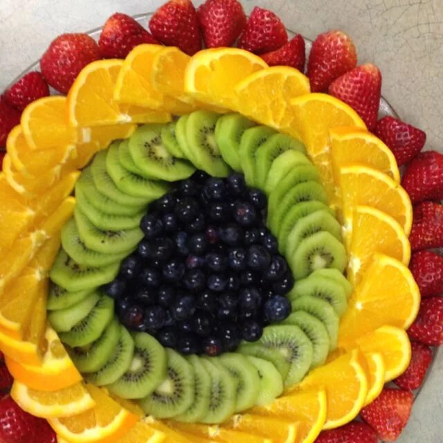 Фруктовая тарелка. Фруктовая нарезка. Красиво порезать фрукты. Сервировка фруктов.