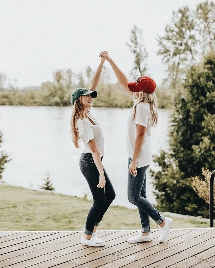 Фото в лесу Friend photoshoot, Friend pictures poses, Bff photoshoot poses