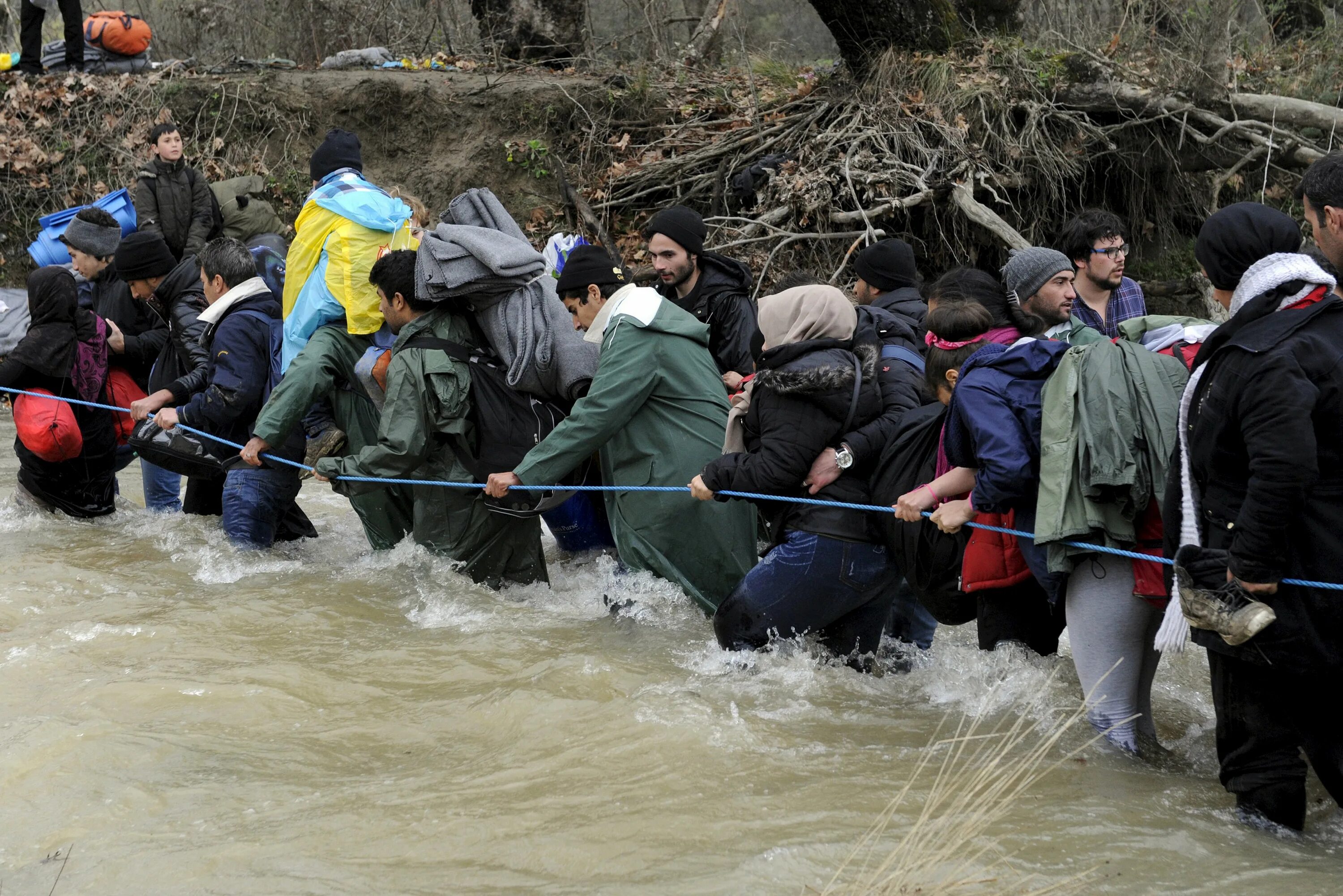 Пересекать реку. Много людей переплывают реку. Беженцы Эфиопии переплывают реку в Судан. Немцы пересекают реку вброд.